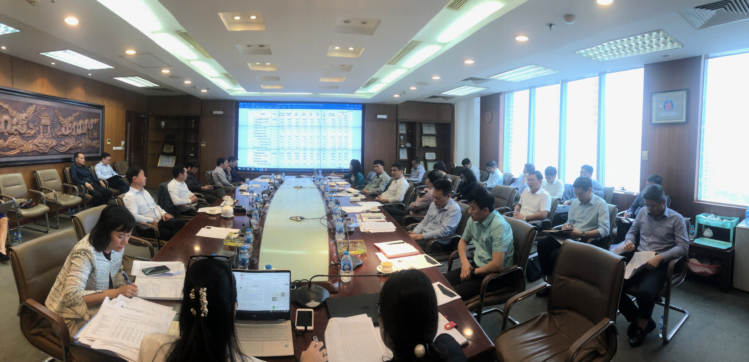 Viglacera Corporation - Joint Stock Company held a progress meeting to evaluate the results of the implementation of the business plan in October 2020 and the implementation of the business plan for the last 2 months of 2020.